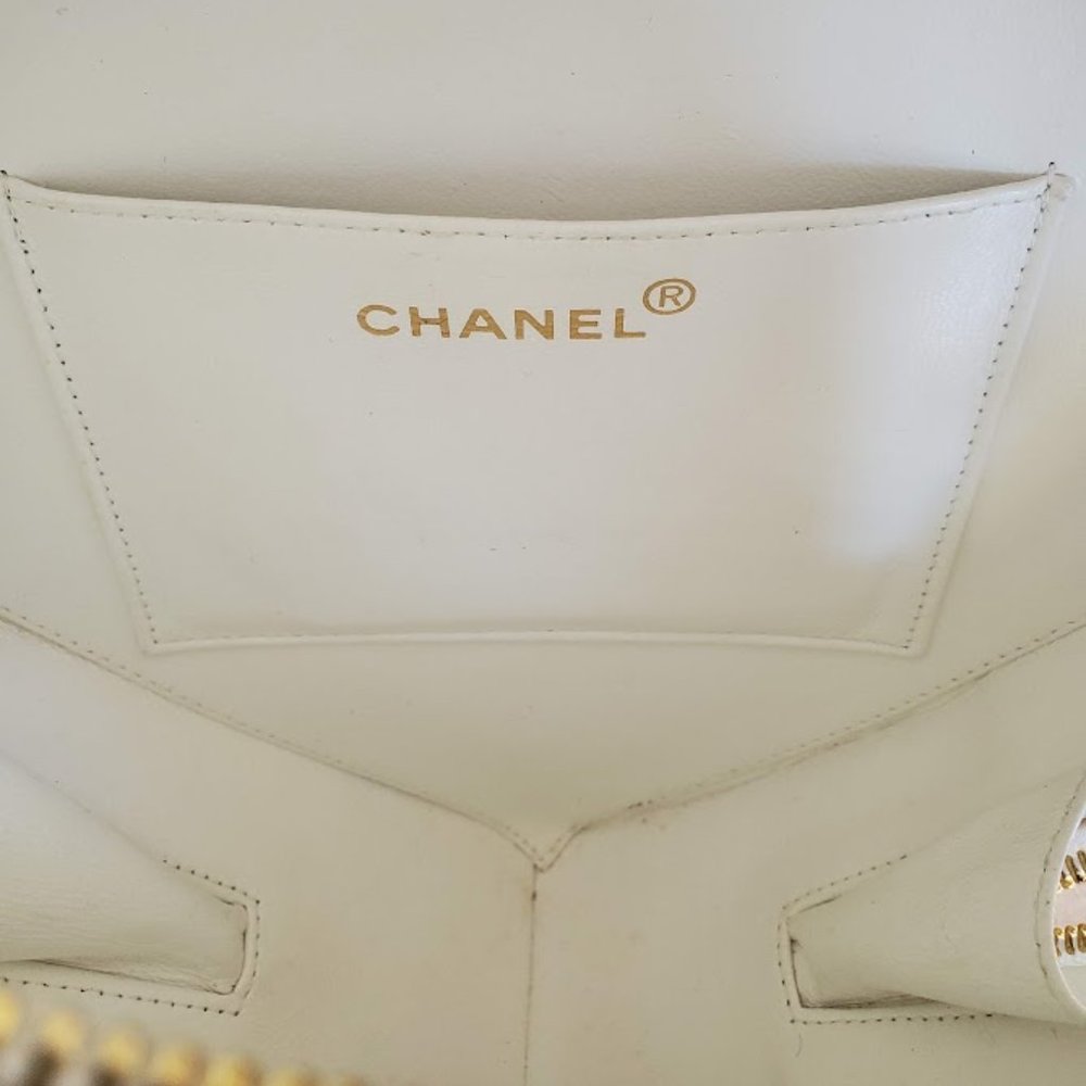 Chanel Vintage Heart Bag 1990's - Picture 8 of 11